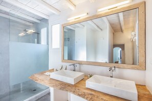 Baignoire, sèche-cheveux, serviettes fournies