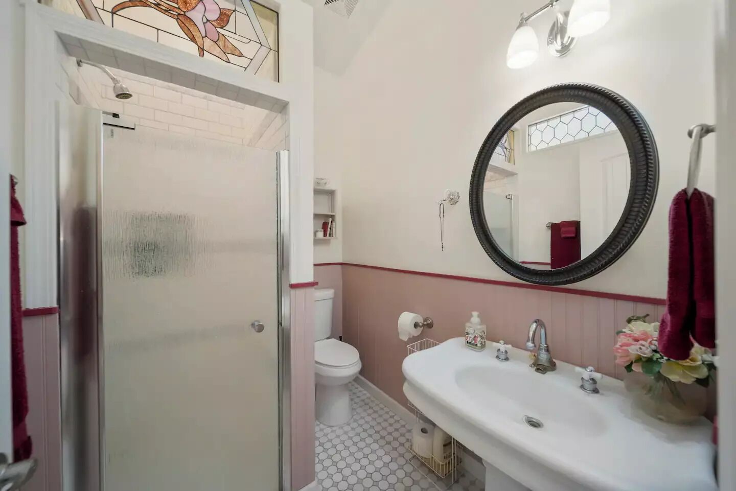 Un baño con inodoro, lavamanos y espejo.