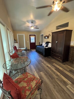 4 bedrooms, iron/ironing board, free WiFi, bed sheets - The Cottage on Mill street with Hot Tub (Bayfield)