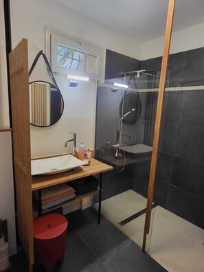 Douche, serviettes fournies, savon, shampoing