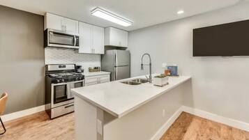 Microondas, horno, parrilla de estufa y lavavajillas