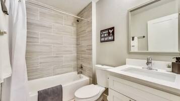 Haartrockner, Handtücher, Seife, Shampoo