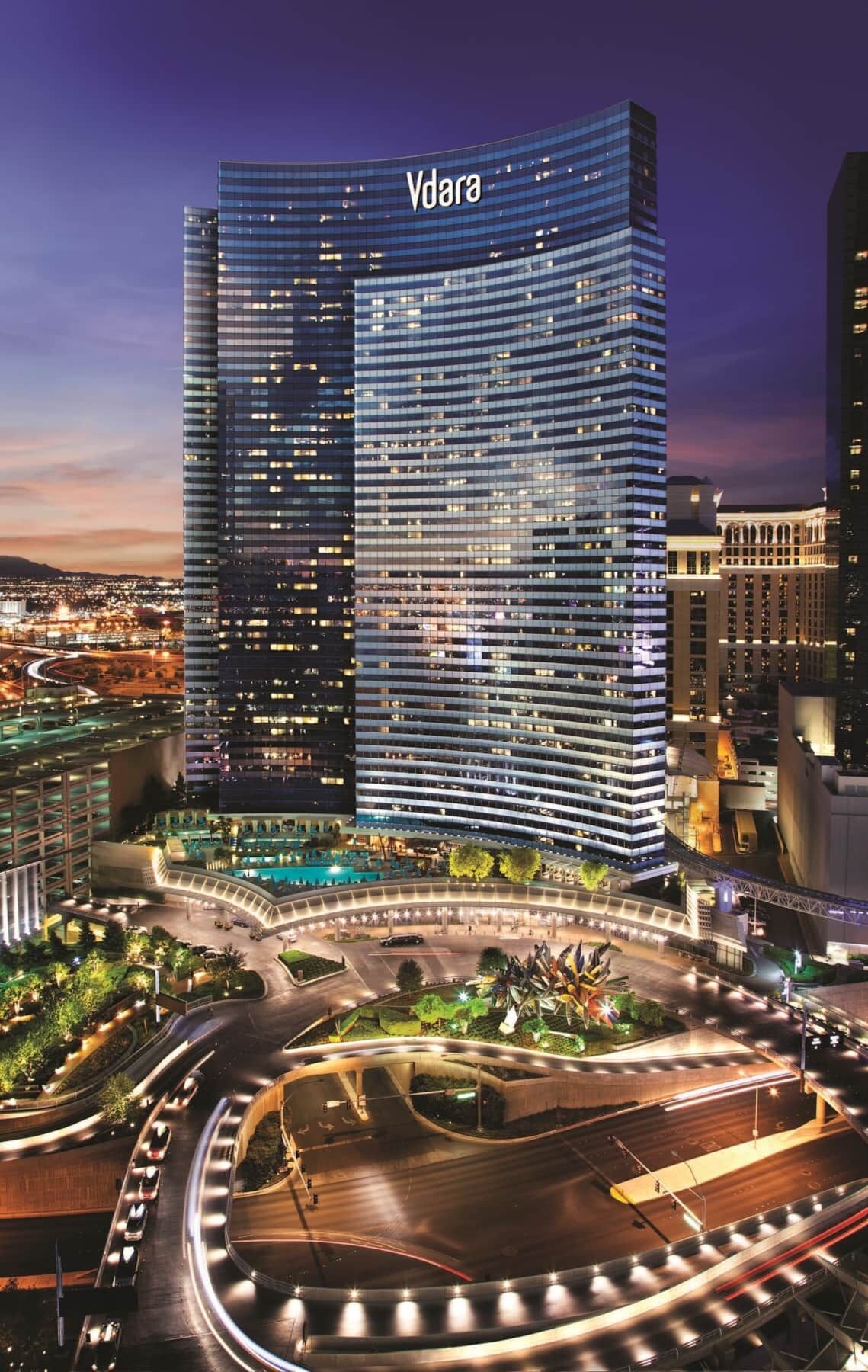 Een modern hoog gebouw, waar de naam 'Vdara' duidelijk zichtbaar is.
