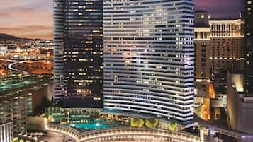Een modern hoog gebouw, waar de naam 'Vdara' duidelijk zichtbaar is.