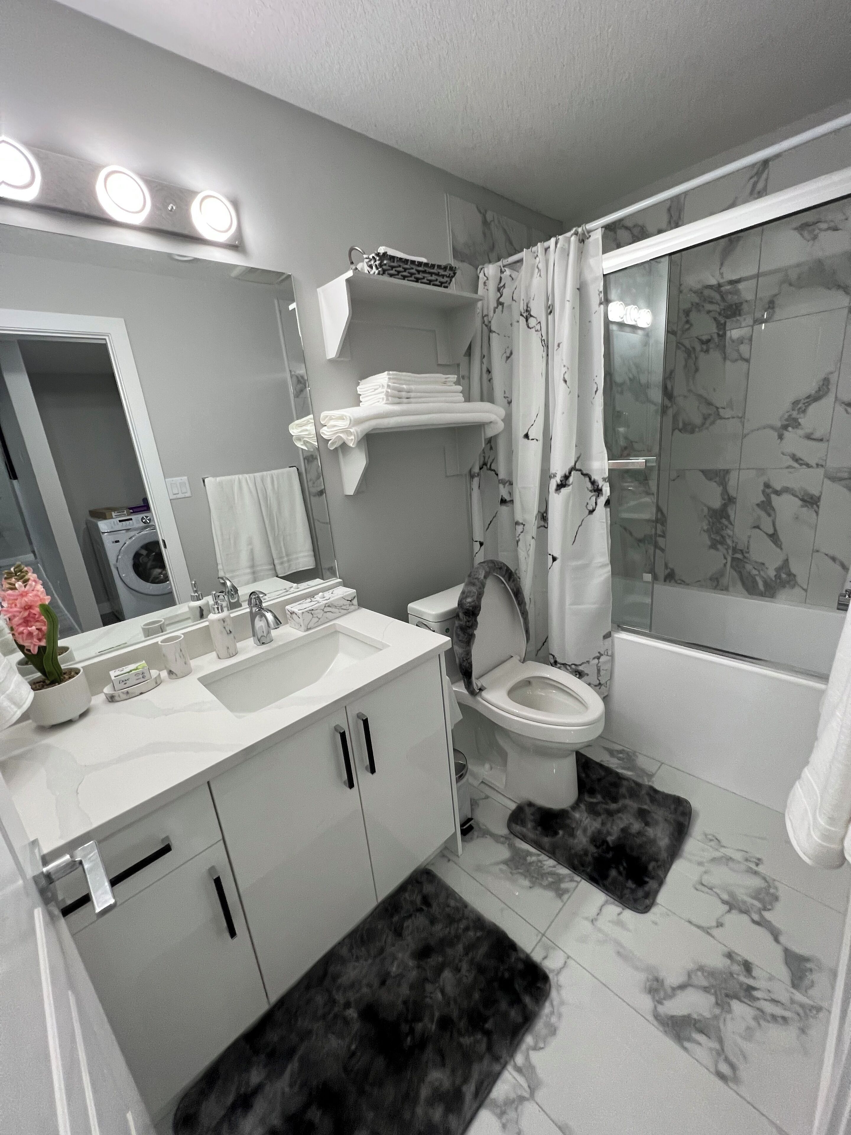 Haartrockner, Handtücher, Seife, Shampoo