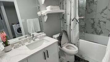 Haartrockner, Handtücher, Seife, Shampoo