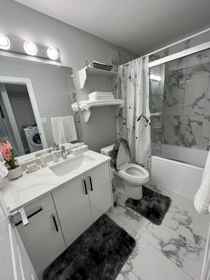 Hair dryer, towels, soap, shampoo - Exquisite suite in Beaumont! (Beaumont)