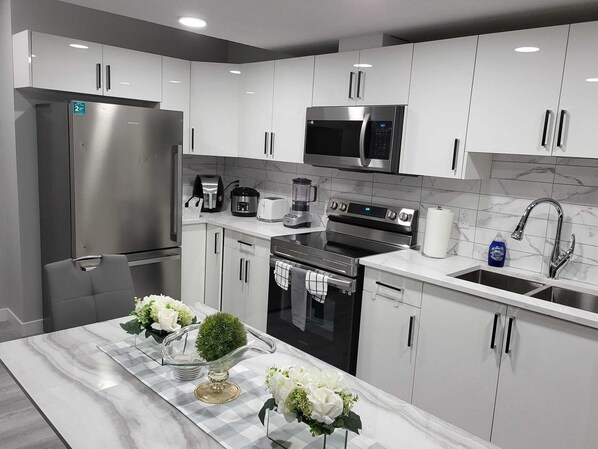 Cookware/dishes/utensils - Exquisite suite in Beaumont! (Beaumont)