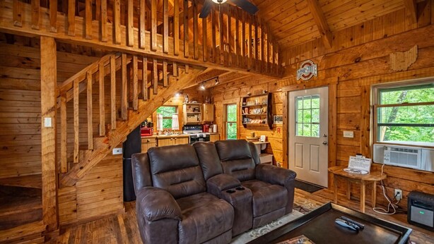 TV, DVD player, books, video library - Buckeye Loft: Budget friendly near Hocking River (Logan)