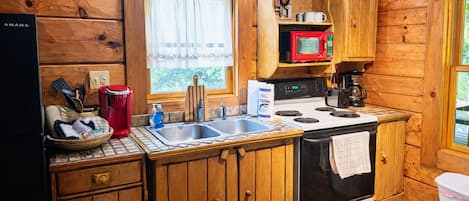 Cafetière/bouilloire, réfrigérateur, micro-ondes, four
