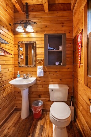 Shower, hair dryer, towels, soap - Buckeye Loft: Budget friendly near Hocking River (Logan)