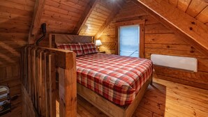 1 bedroom, WiFi (free), bed sheets - Buckeye Loft: Budget friendly near Hocking River (Logan)