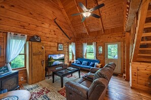 TV, DVD player, books, video library - Buckeye Loft: Budget friendly near Hocking River (Logan)