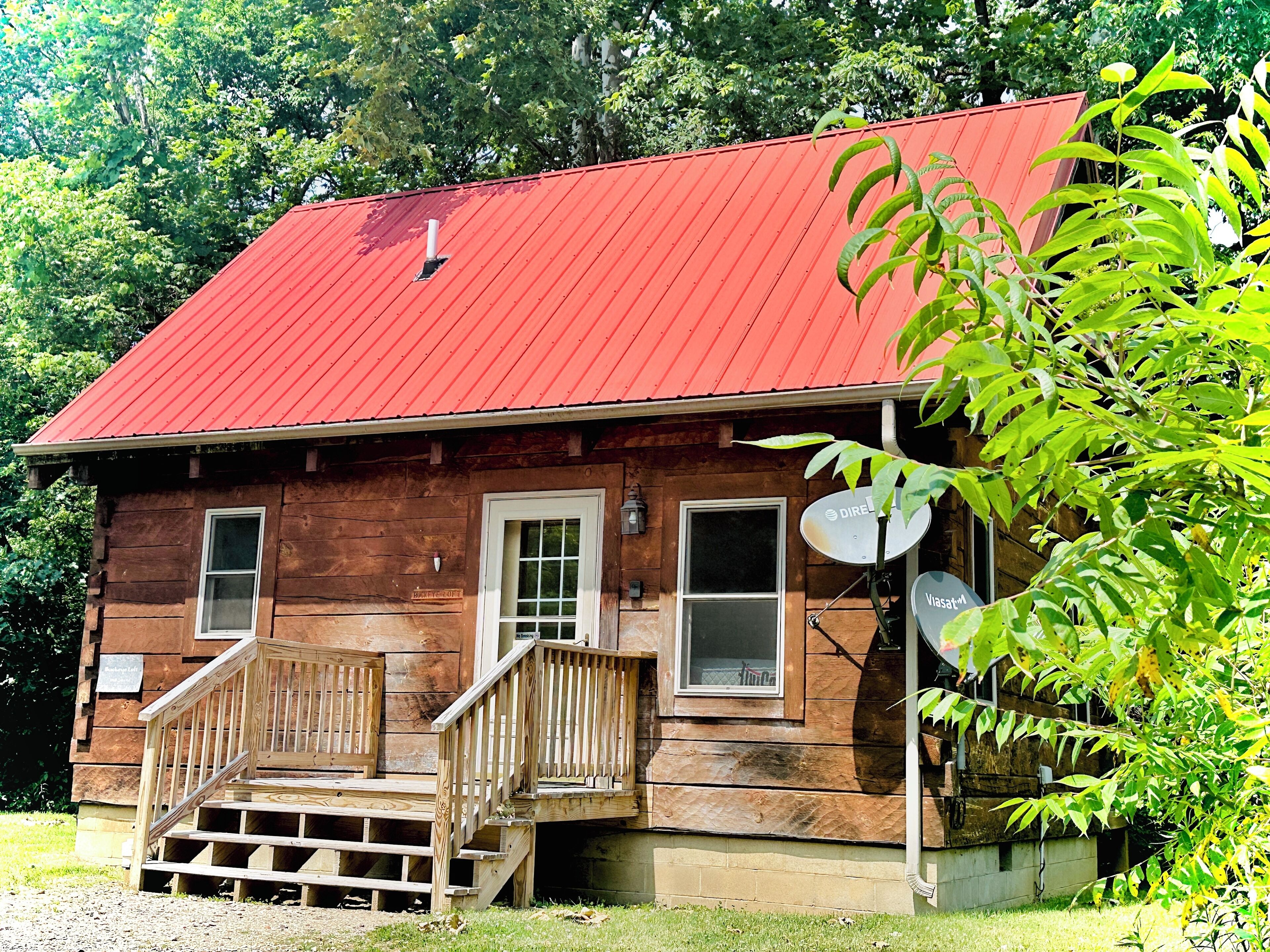 Buckeye Loft: Budget friendly + Pet friendly log cabin near Hocking River.