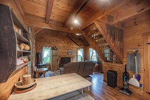TV, DVD player - Buckeye Loft Couples Cabin: Dog + Budget-friendly log home near Hocking River (Logan)