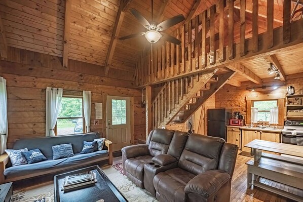 TV, DVD player - Buckeye Loft Couples Cabin: Dog + Budget-friendly log home near Hocking River (Logan)