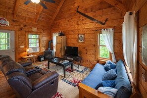 TV, DVD player, books, video library - Buckeye Loft: Budget friendly near Hocking River (Logan)