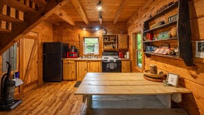 Coffee/tea maker, fridge, microwave, oven - Buckeye Loft: Budget friendly near Hocking River (Logan)