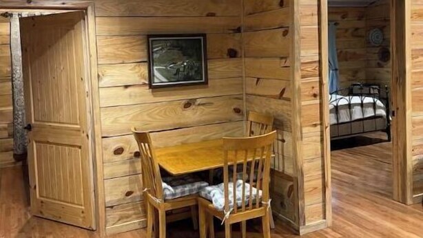 L’intérieur d’une cabane en bois comprend un coin repas, un lit et une petite salle de bain.