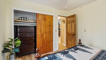 1 bedroom, bed sheets