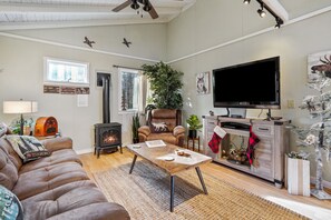Fireplace, DVD player - Woodland Cottage | Secluded Hocking Hills Getaway (Laurelville)