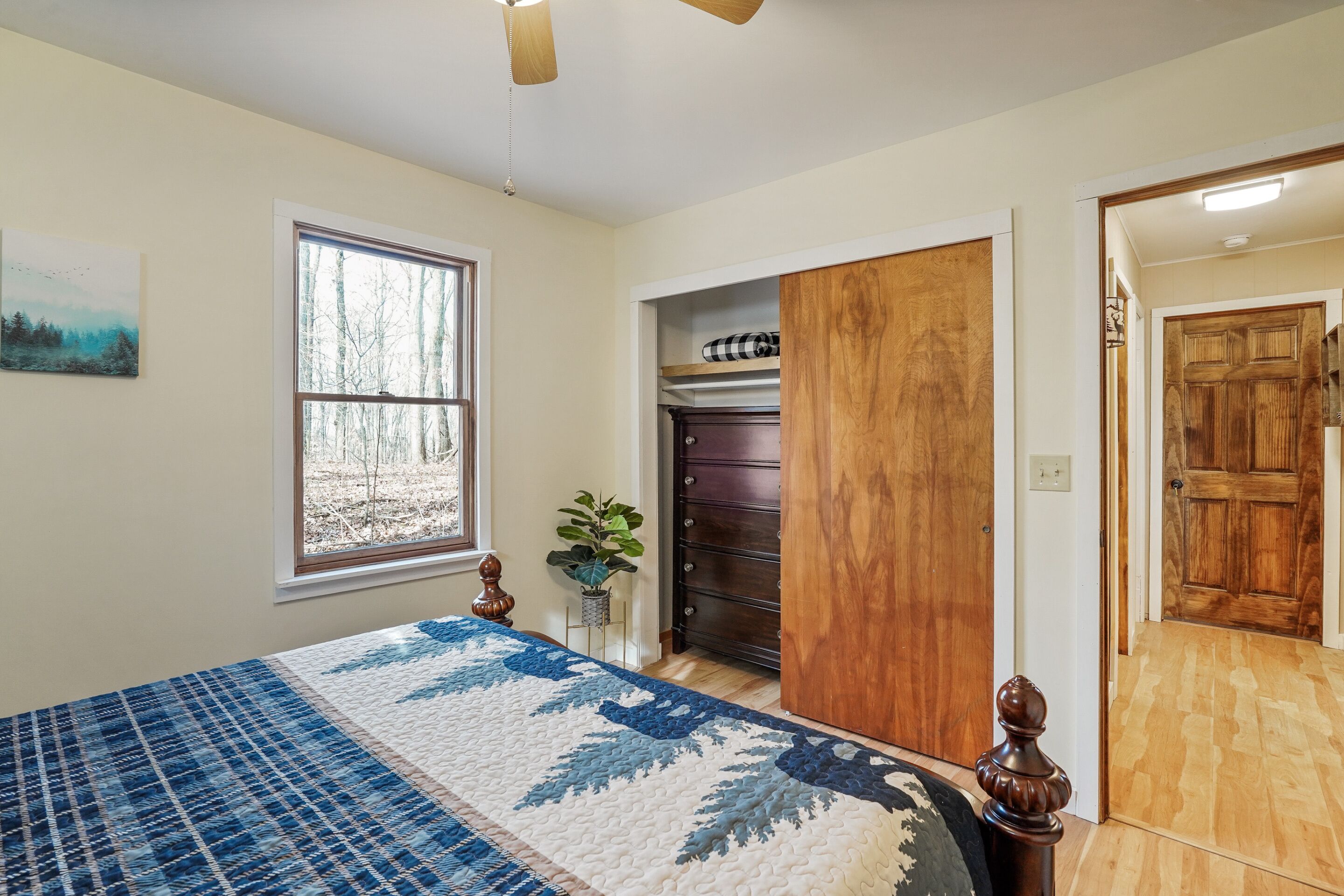 1 bedroom, bed sheets