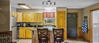 Outback Cabin | Hocking Hills, Cozy Cabin for 2
