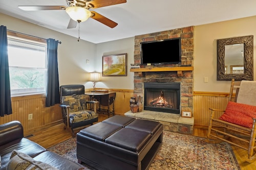 The Hideout in Hocking Hills | Cozy Couples Escape