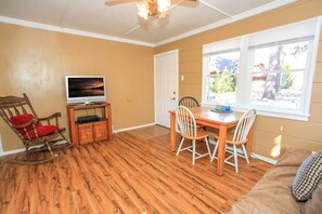 Chalet rustique de base | Aire de séjour