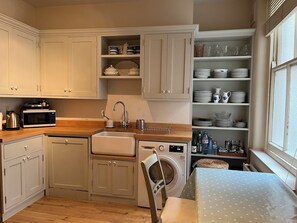 Mikrobølgeovn, ovn, kokeplater og oppvaskmaskin