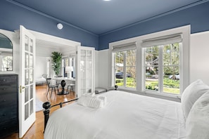 2 bedrooms, premium bedding, down duvets, Tempur-Pedic beds