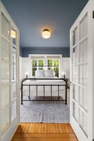 The Adaline #7 - Second Floor Suite | Literie de qualité, couette en duvet, lit avec matelas Tempur-Pedic