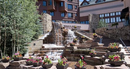 Direct Ski Access,Mtn Views!Walk to Shops & Dining in BC Village Great LOCATION!