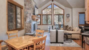 Téléviseur connecté, foyer, livres