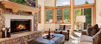 Direct Ski Access,Mtn Views!Walk to Shops & Dining in BC Village Great LOCATION!