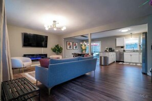 Smart TV, chimenea y libros