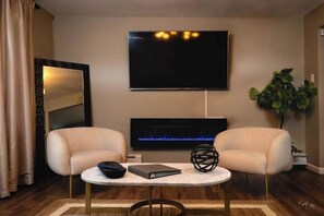 Smart-tv, een open haard en boeken