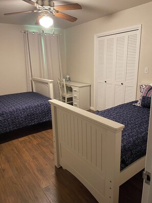3 bedrooms, desk, iron/ironing board, free WiFi - Spacious Home close to the Marland Mansion and Pioneer Woman statue. (Ponca City)