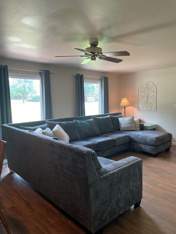 TV connectée, cheminée, livres