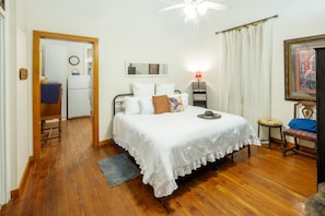 2 habitaciones, tabla de planchar con plancha y cuna de viaje 