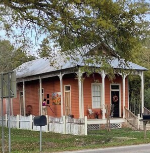 Exterior - Abita Historic House - Retreat to a full on relaxation and fun place to visit! (Abita Springs)