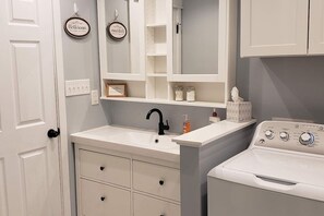 Shower, hair dryer, towels, soap - Casa Bryan Park (Bloomington)