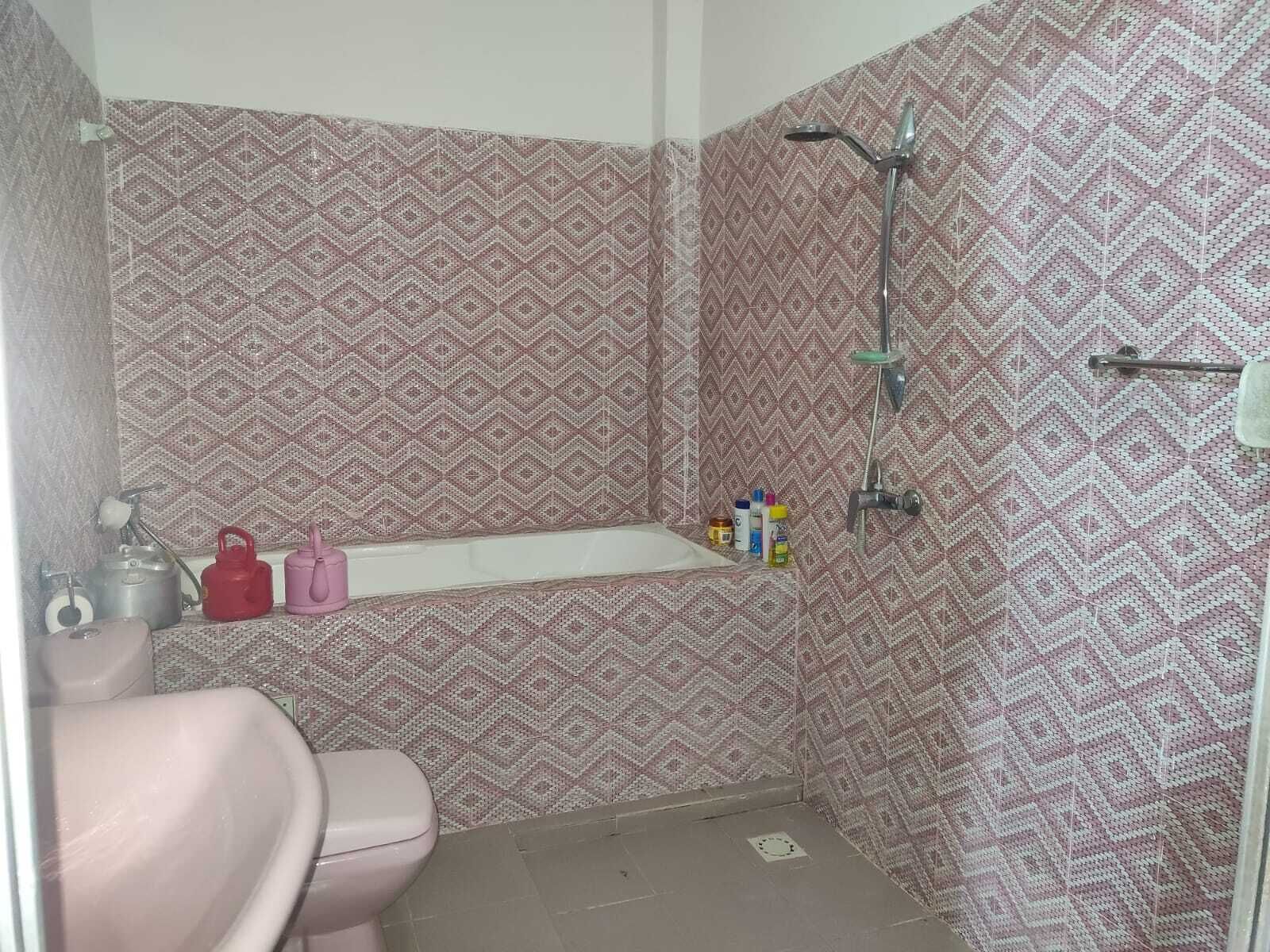 Een douche, een haardroger, handdoeken, zeep