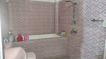 Een douche, een haardroger, handdoeken, zeep