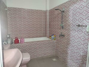 Dusche, Haartrockner, Handtücher, Seife