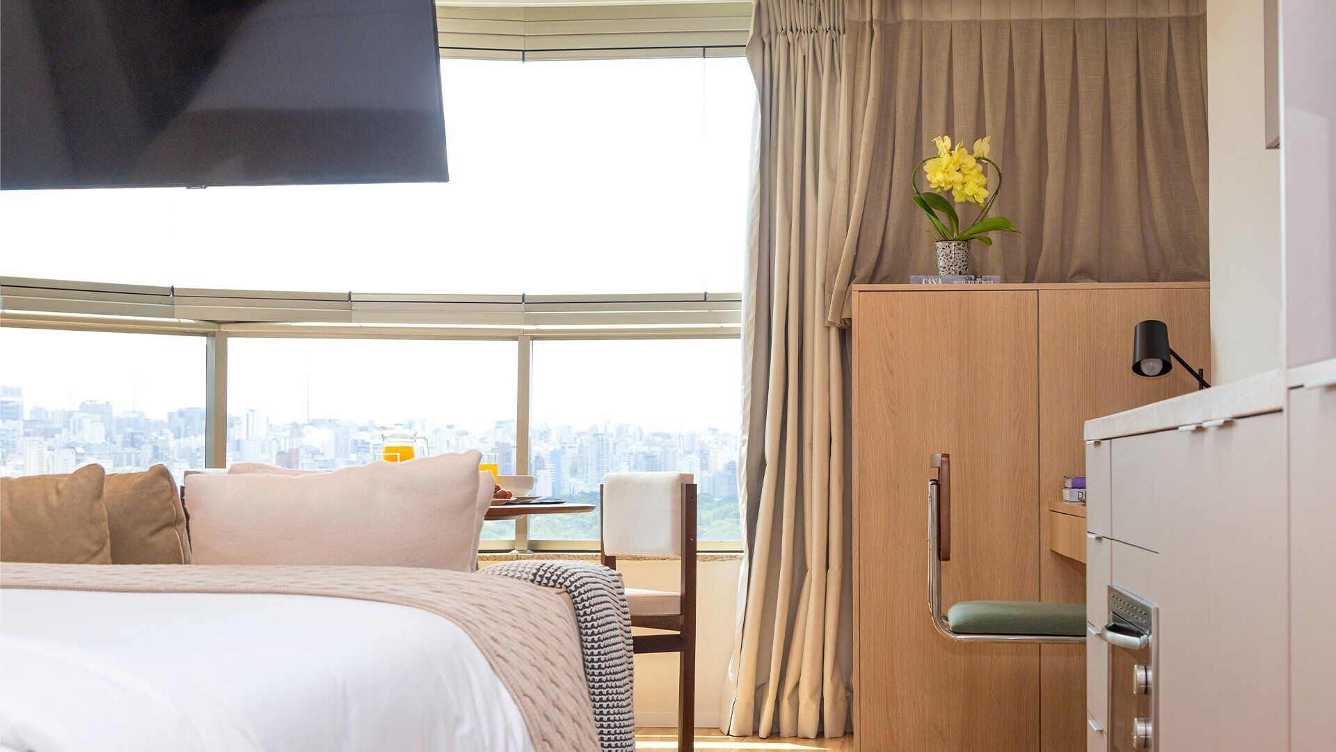 Premium bedding, in-room safe, individually decorated