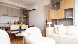 Luxury Apartment, 2 Bedrooms | Living area - Movinn White - Pinheiros (São Paulo)
