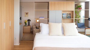 Ropa de cama de alta calidad y caja de seguridad en la habitación 