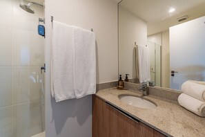 Apartemen | Kamar mandi | Shower dan handuk