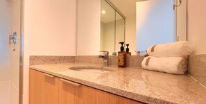 Apartamento de lujo | Baño | Ducha y toallas